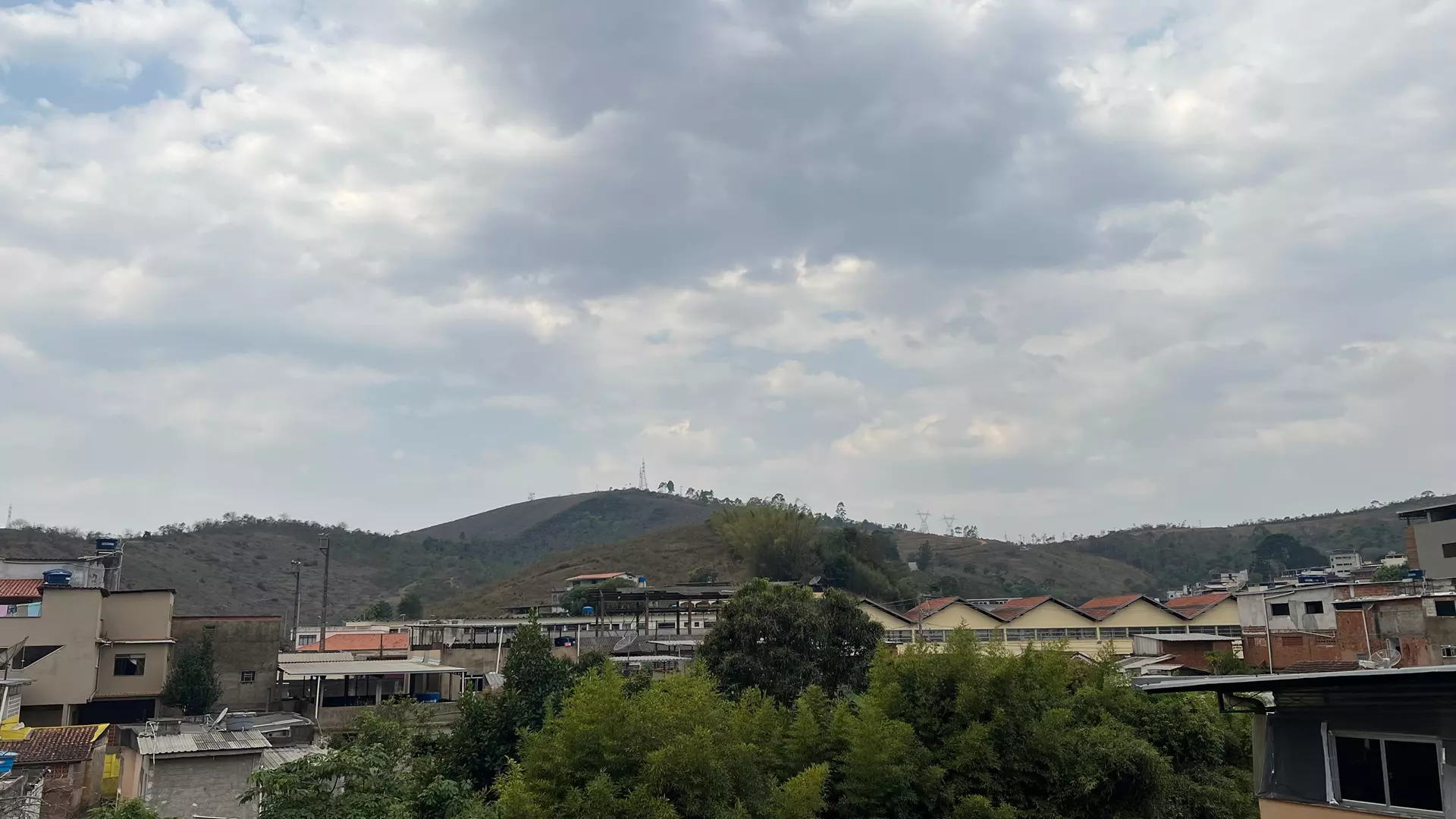 Passagem de frente fria alivia calor e tempo seco em Santos Dumont